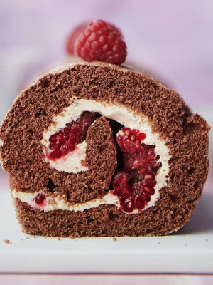 Tiesitkö? Kääretorttu rullautuu kauniisti ja repeilemättä, kun rullaat kakkulevyn kertaalleen ilman täytettä juuri uunista tulleena.