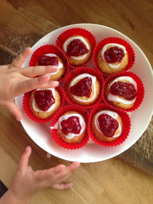 Leipominen ei katso kalenteria. Juuri nyt voi olla oikea aika leipoa runebergintorttuja.