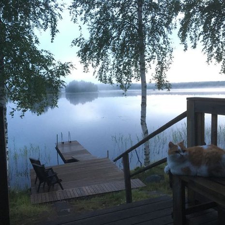 ”Monta vuotta haaveiltiin pienestä rantaterassin ja laiturin yhdistelmästä. Sitten pantiin töpinäksi ja tehtiin se! Kyllä nyt kelpaa.” – Soikku