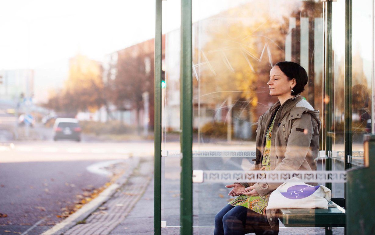 Sielunhoidon tuntiopettaja ja Mindfulness-ohjaaja Miia Moisio asuu Helsingissä 7- ja 10-vuotiaiden poikiensa kanssa. Erityisherkkyytensä takia hän tarvitsee hiljaisuutta ja yksin olemista voidakseen hyvin. Miia ohjaa hiljaisuuden retriittejä ja kirjoittaa kolumneja Hidasta elämää -sivustolla.