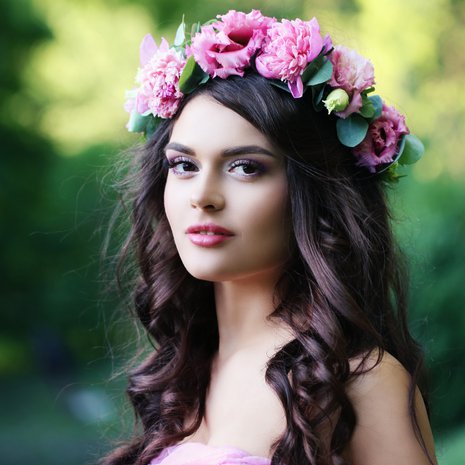 Mitä muhkeampi, sen muodikkaampi. Kukkaseppeleessä juhlit näyttävästi.