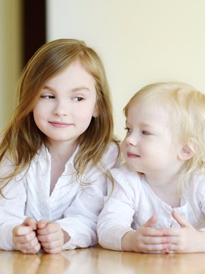 Näin suhde sisaruksiin vaikuttaa persoonaasi