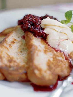 Köyhät ritarit on perinneherkku, joka kannattaa pitää mielessä, kun leipälaatikossa vilahtaa kuivahtanut pulla.