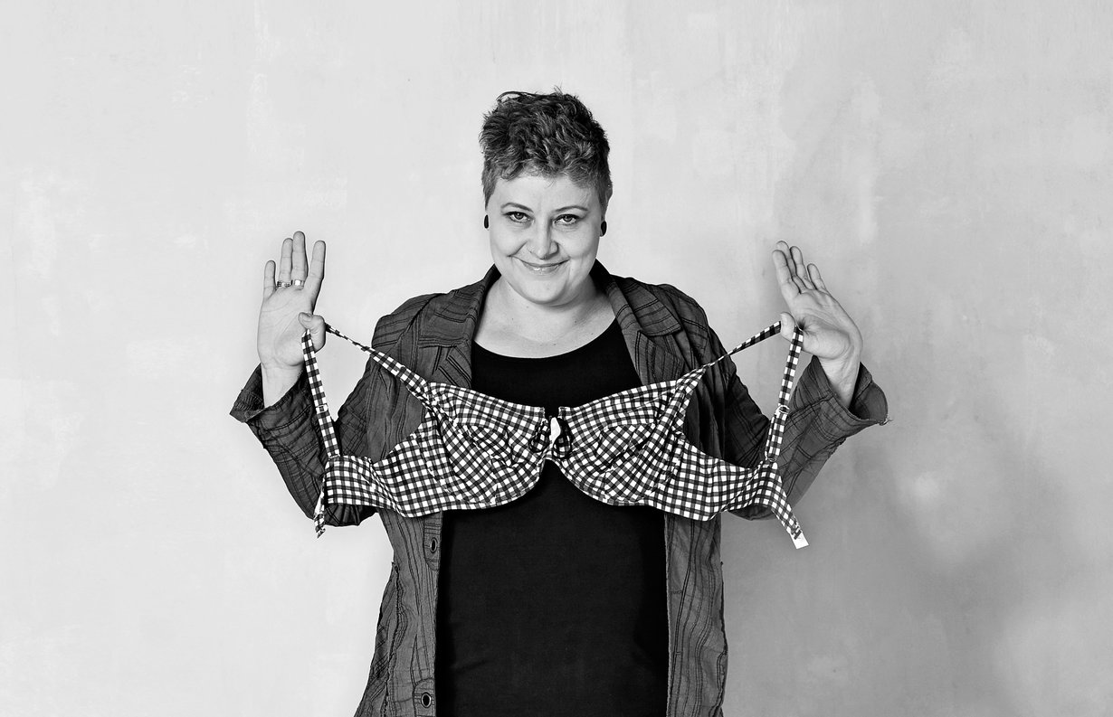 Raisa Omaheimo, 38, miettii, miksi kauniit, ihanat ja älykkäät naiset tärväävät koko elämänsä laihduttamiseen.  Omaheimo on Helsingin Takomo-teatterissa nähdyn Läski-monologin käsikirjoittaja ja esittäjä.