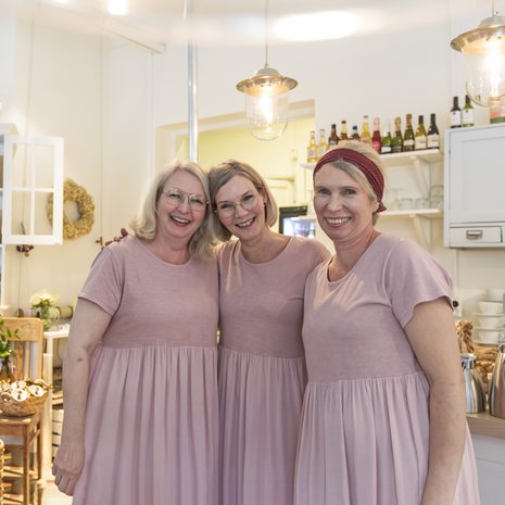 Kaikki siskokset tekevät kahvilassa kaikkea, mutta jokaisella on myös oma vahva alansa. Maija on taitava käsitöissä ja somistamisessa, Paula on myynnin ammattilainen ja Ulla leipoo.