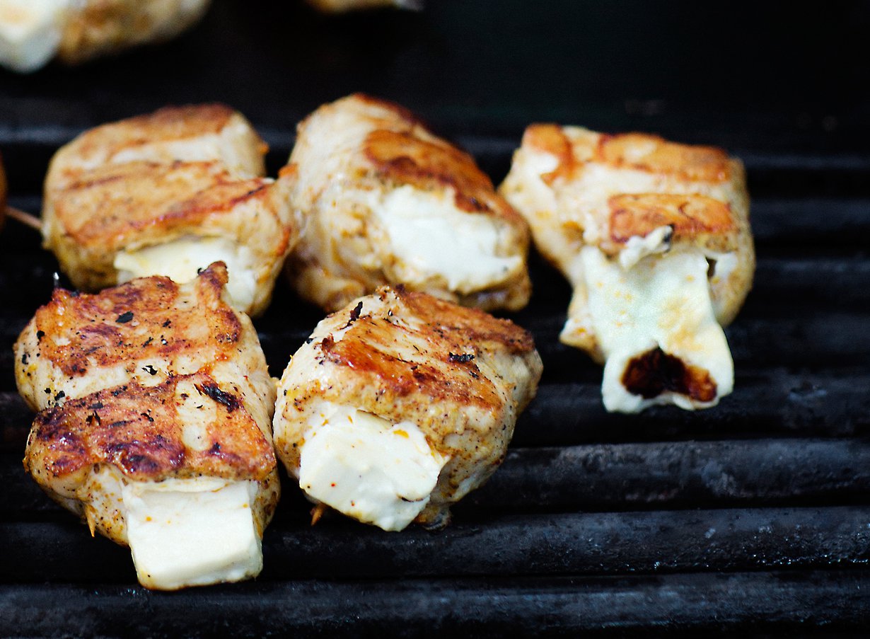 Valitse broilerinfileiden täytteeksi aito feta, joka ei sula grilliin kovin nopeasti. Halloumi kestää kuumaa vielä sitäkin paremmin.