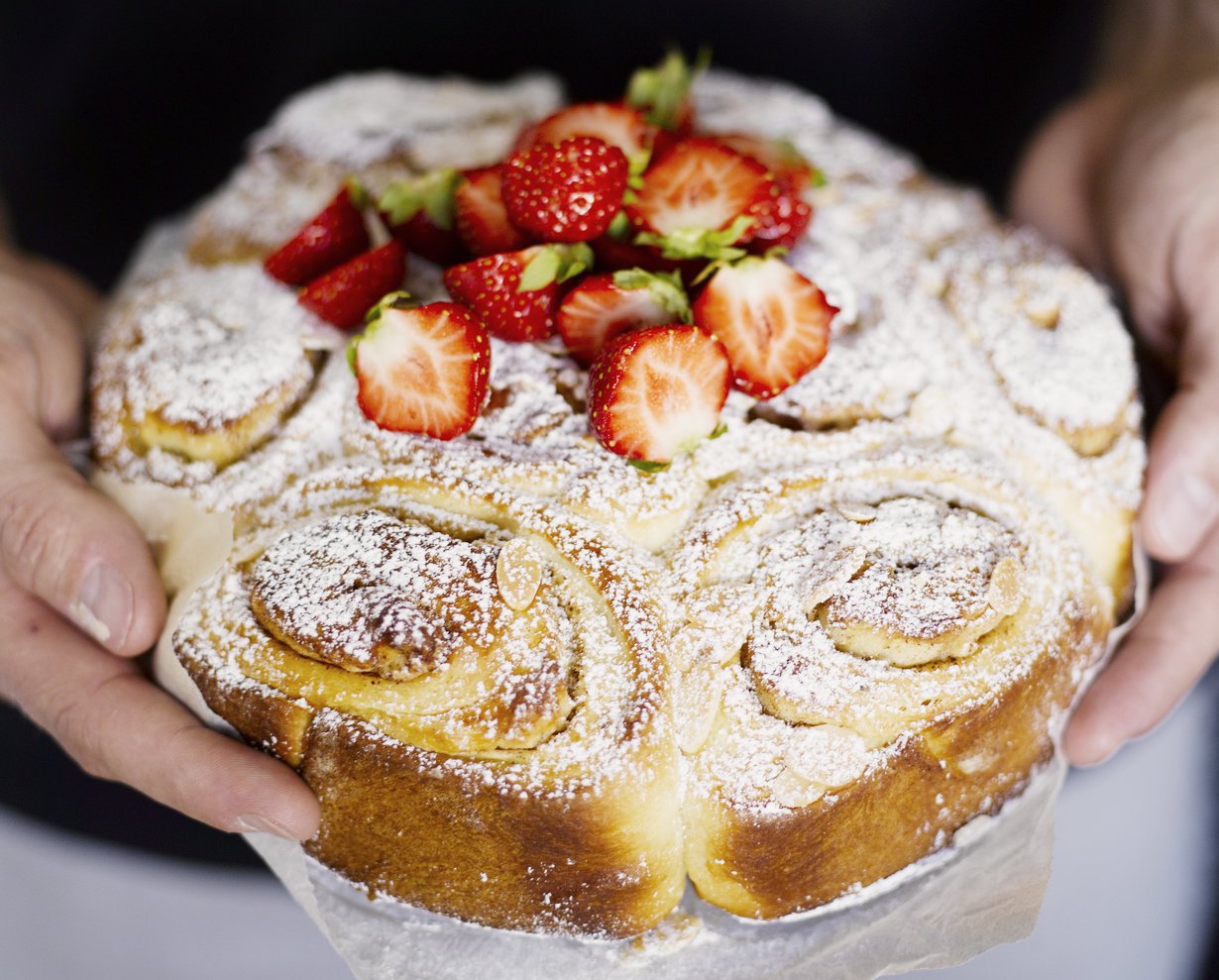 Koristele bostonkakku juhliin tomusokerilla ja marjoilla.