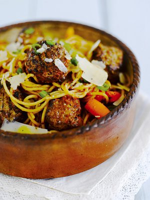 Pastaan sopivat oregano ja lehtipersilja.