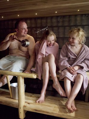 Työkoneenkuljettaja Jani Survo asuu Säkylässä. Perheeseen kuuluvat vaimo Mira sekä lapset Eve, 16, Eetu, 14, Erika, 9 ja Emmi, 6.