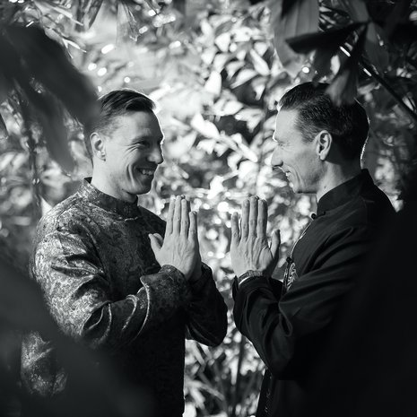 Kaksoset Ilkka ja Harri Virolainen kirjoittivat Yliluonnollisten ilmiöiden ensyklopedia -kirjan. He uskovat, että kasvit, ihmiset ja valtiot ovat yhtä maailmankaikkeudessa. "Meidän pitäisi kohdella kaikkea kohtaamaamme yhtä arvostaen kuin itseämme."