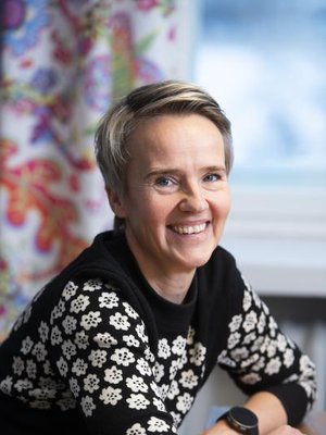 Pääomasijoitusyhtiön toimitusjohtajana työskentelevä Veera Sylvius on julkaissut esikoisromaanin Katoaminen, joka kertoo anoreksiasta ja kuoleman kaipuusta.