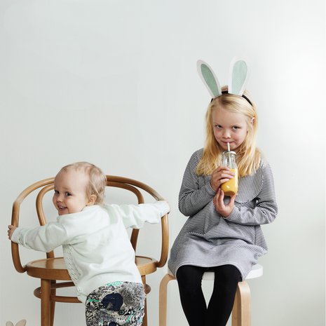 Pupuilla on pitkät korvat, tupsuhäntä ja kasvava makeannälkä.