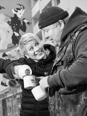 Sini Hursti ja hänen isänsä Heikki auttavat vähävaraisia Helsingissä. Hurstinavun ruoka- ja vaatejonoissa käy viikoittain tuhansia ihmisiä.