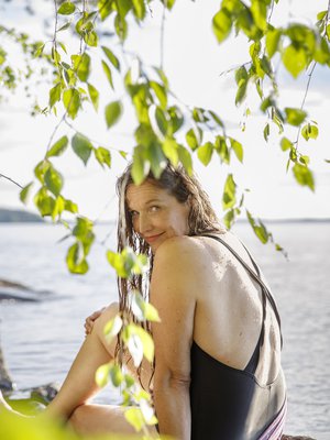 57-vuotias käsikirjoittaja, ohjaaja, valokuvaaja ja kirjailija asuu puolisonsa kanssa Tampereella. Hän viihtyy parhaiten vedessä. ”Vesi silittää arpiani ja kipeitä kohtiani arvostelematta.”