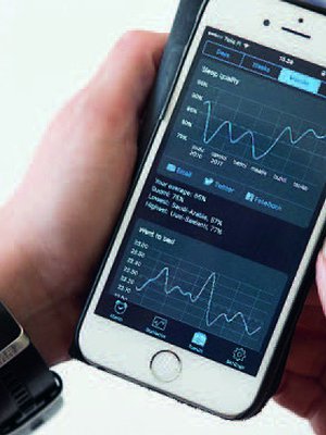 Talvella nukuin huonommin kuin keväällä, Emma näkee puhelimesta. Nukkumaanmeno ennen kello 23:a on onnistunut hyvin.