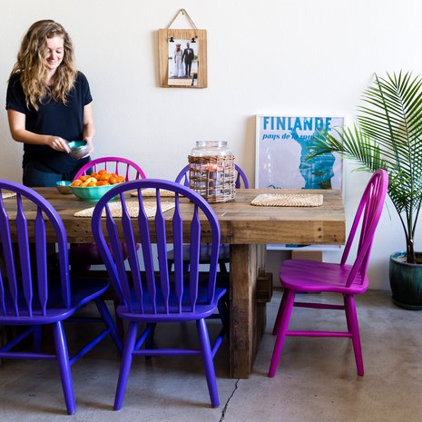 Maalaa tuolit lempiväreilläsi. Kaikkien tuolien ei tarvitse olla samanvärisiä! Auri Korvan kotona räiskyvät liilan, pinkin ja turkoosin sävyt.