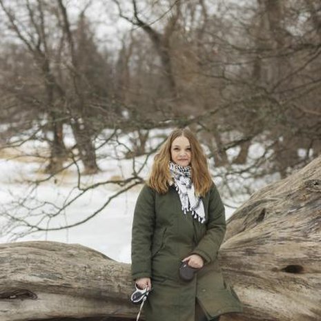 ”Pari vuotta minulla on ollut hyvä taloudellinen tilanne eikä pakkoa syynätä jokaista ostosta. Saan silti tyydytystä, kun kirjaan excel-taulukkoon tuloni ja seuraan kaupan sovelluksesta, mihin käytän rahaa”, Meri Valkama sanoo. Koirat Myy ja Alma vievät Merin monta kertaa päivässä ulkoilemaan.