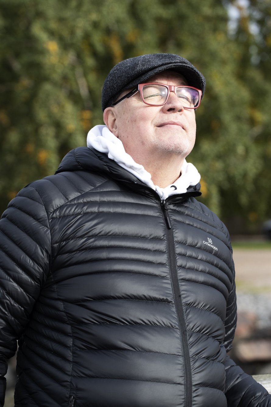 69-vuotias kirjailija ja eläkkeelle jäänyt sairaanhoitaja Kari Häkkinen asuu Vantaalla vaimonsa Pirjon kanssa. Kari nauttii, kun saa käydä kuntosalilla, soittaa kitaraa ja hauskuttaa muita. Hän on perinyt huumorintajunsa isältään. Keväällä ilmestyi Karin syöpäkokemukseen pohjautuva tietokirja Joka kolmas suomalainen.