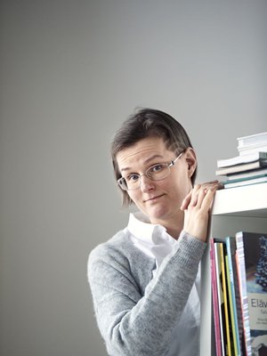 Kolumnikuvassa silmälasit olivat vielä tukevasti naamalla. Lopulta muutokseen sopeutuminen oli yllättävän helppoa, miettii Anna Krogerus.