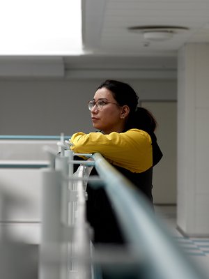 Kun Marzia Gholami pakeni Kabulista Suomeen, hän sai mukaan tietokoneen, selkärepun, päällä olleet vaatteet ja tyttärensä. Nyt Marzia miettii, miten elämän rakentaisi uusiksi vieraassa maassa.