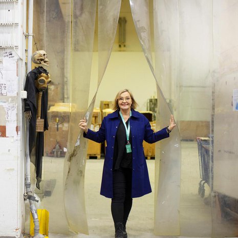 Peppi Mattilan takana aukeaa lajittelukeskus, jossa kierrätyskeskuksen lahjoitukset otetaan vastaan, lajitellaan ja hinnoitellaan. Joku ei ole tarvinnut enää luurankoa eikä kaasunaamaria.