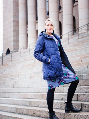 Virpi Mesiäislehto on 35-vuotias lähetys- ja kehitysyhteistyöjärjestö Fidan ohjelmaneuvonantaja. Hän asuu puolisonsa sekä 11-, 8- ja 6-vuotiaiden lastensa kanssa Tansaniassa. Viimeksi Suomessa käydessään hän oli puhumassa tansanialaisten tyttöjen arjesta kansanedustajille.