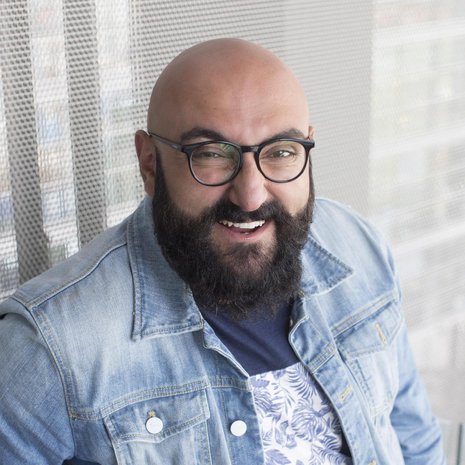 Stand up -koomikko Ali Jahangiri havainnoi suomalaisuutta televisio-ohjelmassaan Alias Lönnrot. Ohjelman voi katsoa Yle Areenassa.
