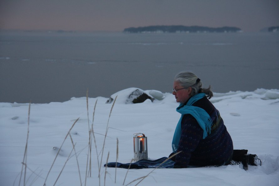 Tapaninpäivän aamuna 2012 Päivi Kanerva ja Merja Miesvirta lähtivät merenrantaan. Pakkasta oli 18 astetta, tsunamista aikaa kahdeksan vuotta. Päivi ja Merja kirjasivat voimauttavien valokuvien albumiin tekstin: Sinä pyyhkäisit heidät maailmastani, hukutit silmistäni, huuhdoit elämän irti heistä, rakkaimmistani. Silti sinä, meri, olet minulle yhä läheinen.