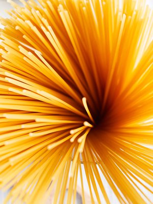 Spagetti ei kermakastikkeita kaipaa. Raikas soosi syntyy kirsikkatomaateista ja valkosipulista.