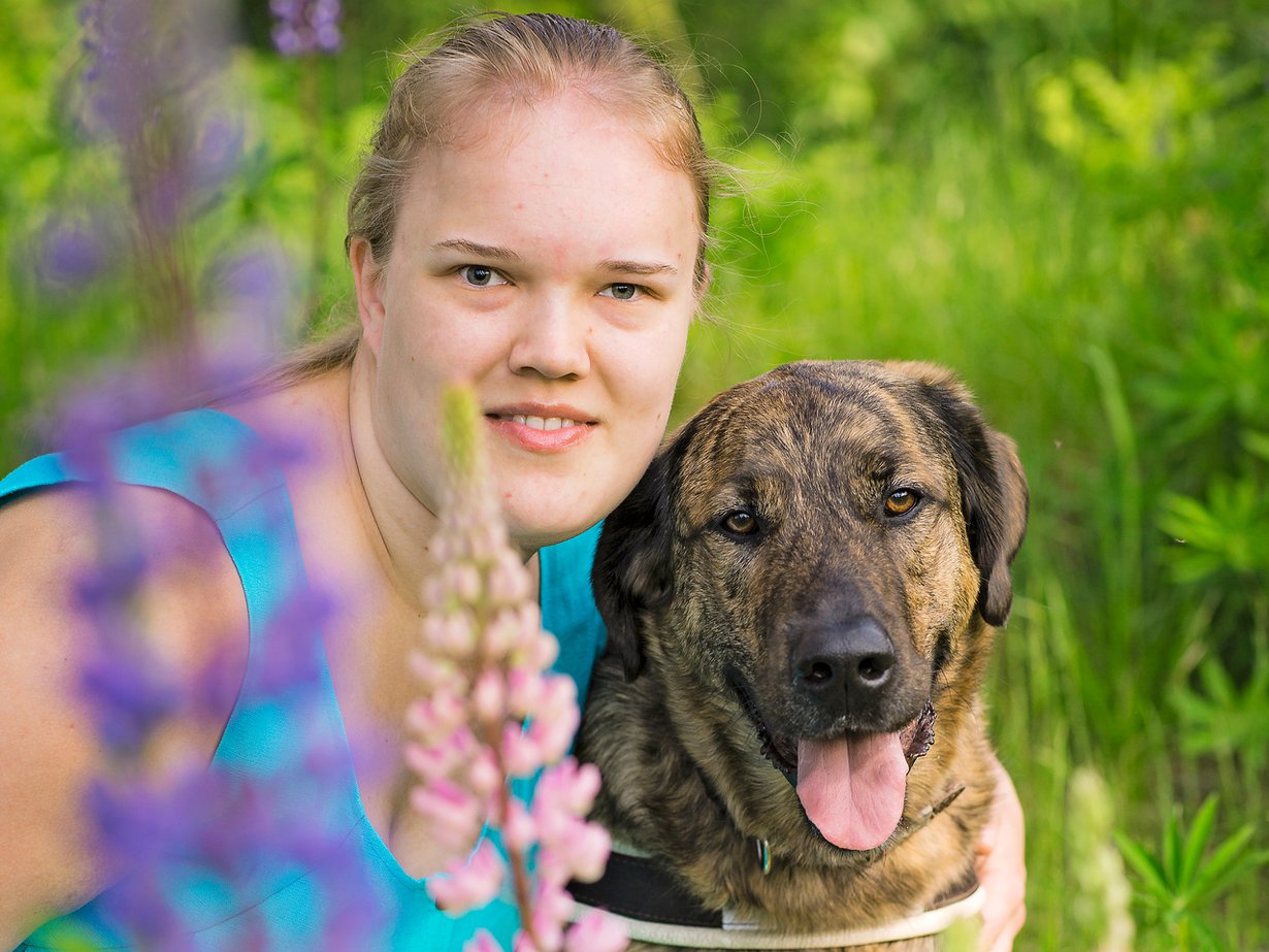 26-vuotias Anni on hieroja ja asuu Ruokolahdella. Hän harrastaa laulamista. Annin apurina on opaskoira Robis.