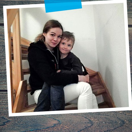 Yksikään Eemilin kavereista ei ihmetellyt ennestään vierasta juhlijaa. Tärkeämpää oli leikkiä ja syödä kakkua yhdessä.