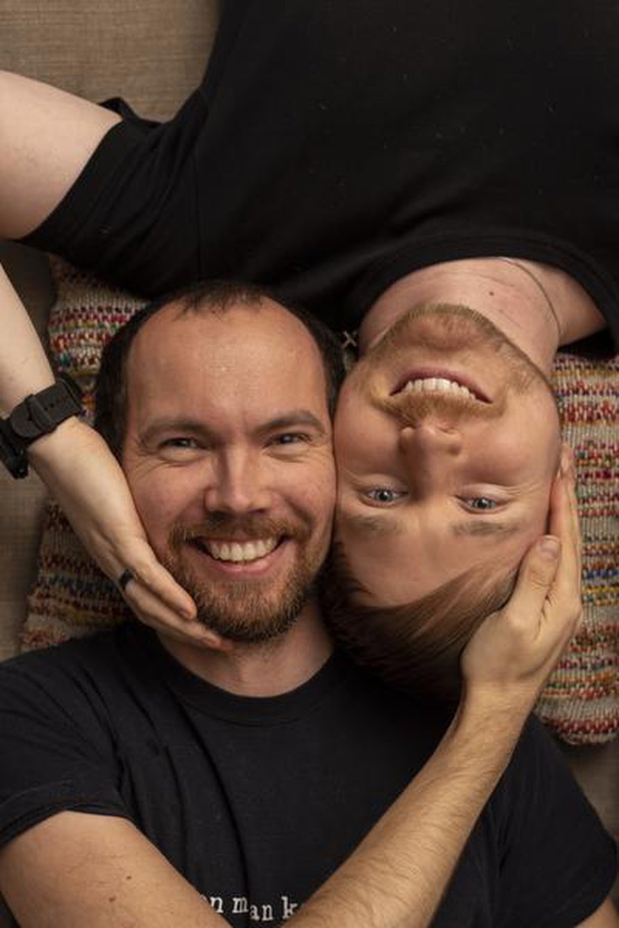 Toni ja Joona muuttivat yhteen pian tavattuaan ja ovat olleet sen jälkeen erottamattomat. Kun pari meni naimisiin, Toni otti Joonan sukunimen. 