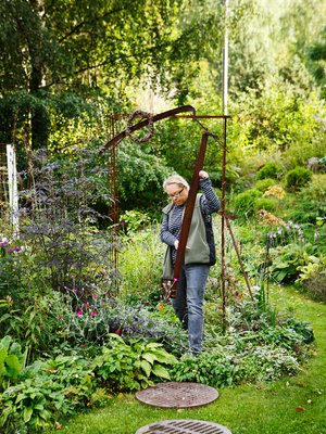 ”En pystynyt kulkemaan viikatteesta tehdyn portin alta, ennen kuin ripustin villiviinikranssin koristeeksi”, Heli Kiander sanoo.