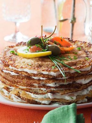 Letuista ja lohitahnasta koottu kakku on näyttävä tarjottava.