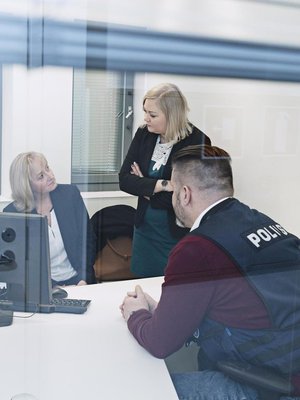 Ninan (toinen vasemmalta) tiimin vastaanottamat nettivihjeet voivat auttaa Keskusrikospoliisia jäljittämään seksuaalirikosten tekijöitä. Nyt on menossa kokous Keskusrikospoliisin Marfa Raipelan (vas.) ja Mikko Veijalaisen kanssa. Mukana myös Ninan kollega Hanna-Leena Laitinen. 