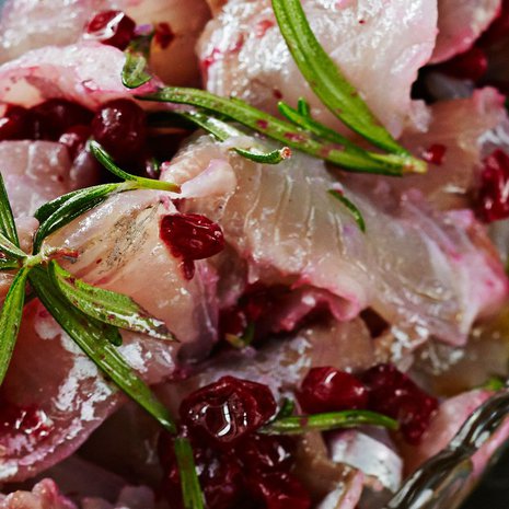 Puolukkamarinoidusta graavisiiasta saa kaunista tarjottavaa joulupöytään!