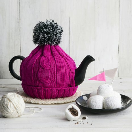 Hiihtoretken päätteeksi maistuu haudutettu tee ja marsipaanisuklaapallot!