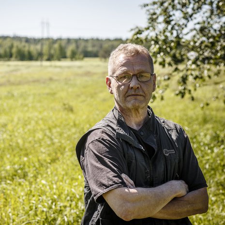 Sosionomi ja oikeustieteen kandidaatti Sakari "Saku" Timonen, 58, kommentoi Uuninpankkopoika-blogissaan yhteiskunnan ilmiöitä. Vuonna 2015 hän sai Rauhanjärjestö Sodankomitean rauhanpalkinnon. Saku asuu Juuassa 81-vuotiaan äitinsä kanssa. 
