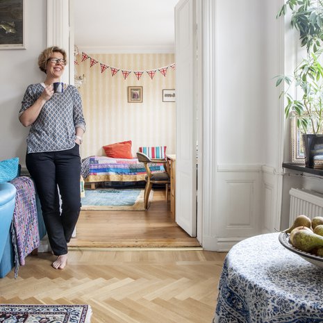 Vanhan kivitalon ikkunoista avautuvat näkymät Södermalmin katuvilinään.