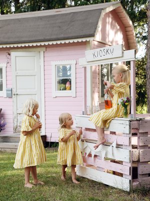 Kun mökin odotus tuntui Pepin ja Myyn mielestä pitkältä, Heidi rakensi ensihätään kuormalavoista hauskan kioskin sävy sävyyn. Aliisa oli silloin vielä vauva.