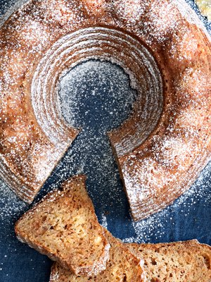 Superhyvää! Omenaraasteen ja rahkan lisäksi kakkuun tulee makua rouhitusta valkosuklaasta.