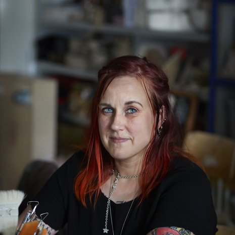 ”On hankalaa, kun keho ei pysy mielen perässä. Olen yhä osittaisella sairauslomalla. Minulla olisi jo halua ja intoa tehdä työtä, mutta yhden tehokkaan työpäivän jälkeen on vain pakko nukkua kaksi päivää”, Karoliina sanoo.