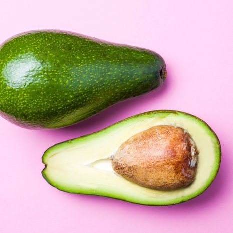 Jos käytät vain puolet avokadosta, jätä toiseen puoliskoon kivi paikoilleen. Se hidastaa pilaantumista.