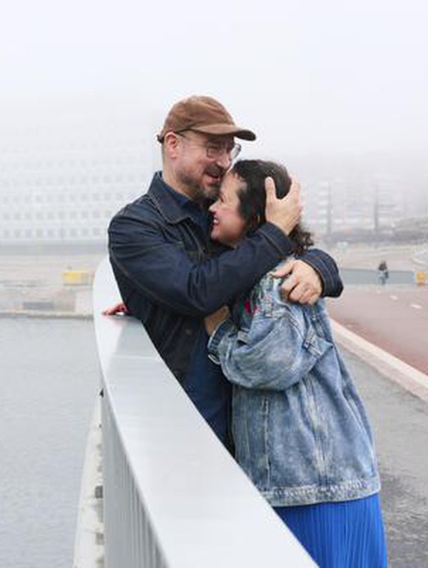 Anna ja Jere avasivat parisuhteensa viisi vuotta sitten. "Kun menit ensimmäisille deiteille hotelliin, vilkuilin koko ajan puhelinta. Odotin merkkiä siitä, ettet ole unohtanut minua. Aamulla tulin spontaanisti luoksesi hotelliaamupalalle. Olin helpottunut, sillä olit samanlainen kuin aina ennenkin", Anna muistelee.