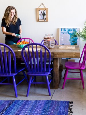 Maalaa tuolit lempiväreilläsi. Kaikkien tuolien ei tarvitse olla samanvärisiä! Auri Korvan kotona räiskyvät liilan, pinkin ja turkoosin sävyt.