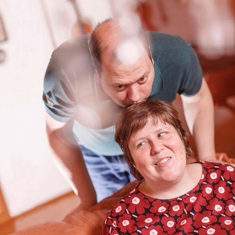 ”Christianin kosinta viime jouluna tuli minulle yllätyksenä. Hän oli säästänyt kovasti, jotta pystyi ostamaan minulle sormuksen, jossa on pieni timantti.”