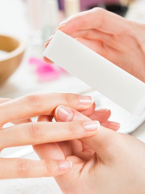 Jos kynsissä on pitkittäisiä uurteita, niitä voi hioa pois palkin muotoisella buffer-kynsiviilalla.