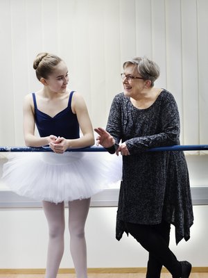 Vuonna 2019 Liisa auttaa nuoria tanssijoita. ”Nuorilla on omat unelmansa.” Inari Isohanni on Suomen Kansallisbaletin balettioppilaitoksen opiskelija.