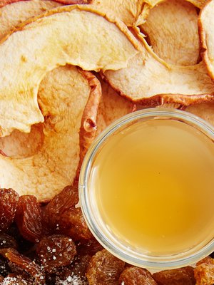 Omenoista saa kuivaamalla hyvää naposteltavaa tai täydennystä mysliin. Kuivatut omenanpalat ja -viipaleet ovat tiivistä tavaraa, jossa useimpia hyödyllisiä ainesosia on suhteessa enemmän kuin tuoreessa omenassa.