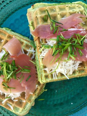 Suolainen vohveli ei kaipaa kosteita sooseja. Ripottele lämpimän vohvelin päälle juustoraastetta, yrttejä ja ehkäpä viipale kinkkua. Kääräise ja nauti!